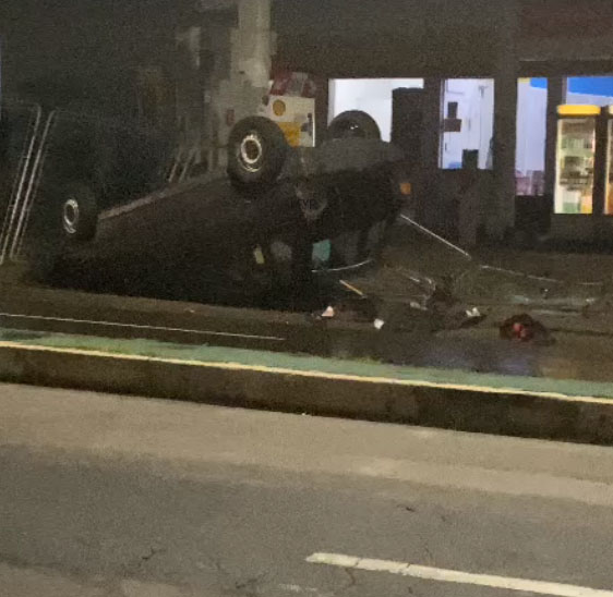 Carro capota na Avenida São Carlos e deixa mulheres feridas Comando VP