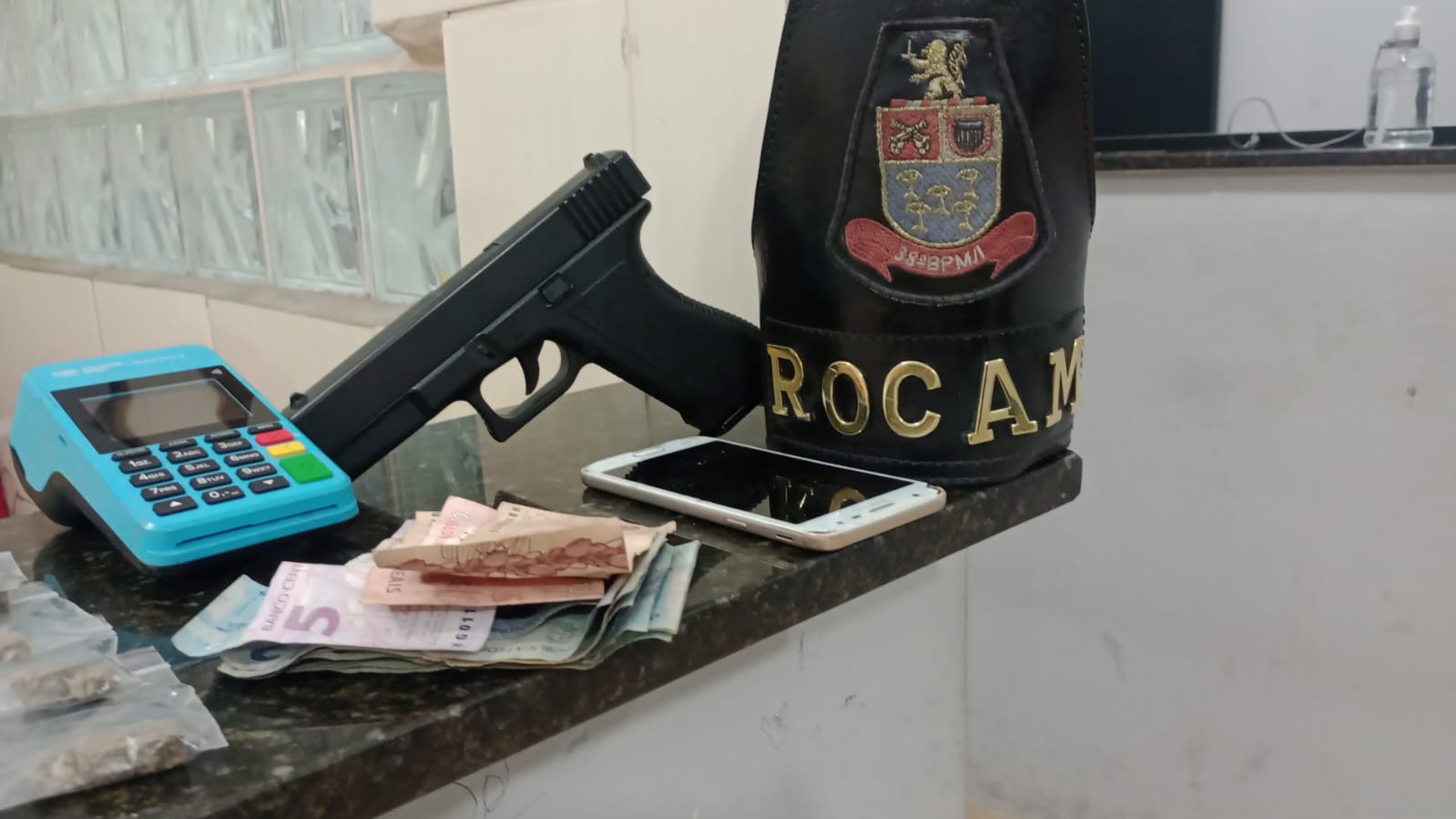 ROCAM detém menores e apreende drogas e réplica de arma de fogo