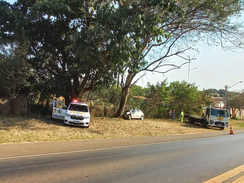 Mulher Colide Carro Em árvore E Morre No Local Comando Vp