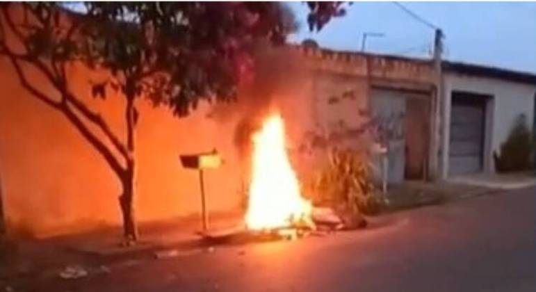 mulher-tem-seu-corpo-queimado-no-meio-da-rua-16022023150934599