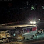 Acidente entre ônibus e caminhão deixa 49 pessoas feridas