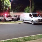 Motociclista de 25 anos morre ao colidir moto em árvore