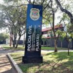 Homem bate em mulher, apanha da população, corre para os braços da PM e acaba na cadeia