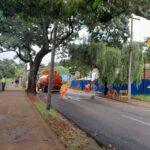 Terra desaba e interdita Av. Comendador Alfredo Meffei