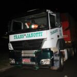 Jovem fica gravemente ferido ao ser atropelado por caminhão