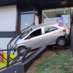 Carro conduzido por mulher despenca em escada