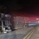 Ônibus tomba em rodovia, deixa vários adultos e um bebê mortos
