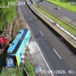 Carreta e ônibus tombam na SP-310