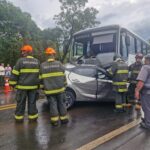Mulher colide carro frontalmente com ônibus e morre presa nas ferragens