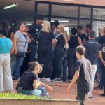 Comoção: familiares e amigos se despedem de filha e pai  mortos