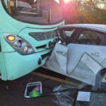 Ônibus colide frontalmente com carro e deixa motorista ferido