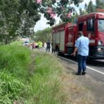 Moto colide na traseira de caminhão e homem morre