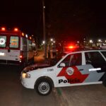 Mulher joga água fervendo em marido e depois o golpeia com faca