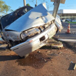 Carro derruba semáforo e motorista deixa o local