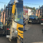 Carro avança pare e colide com coletivo no Centro de São Carlos