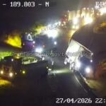 Caminhão colide em muro de concreto na rodovia Washington Luís