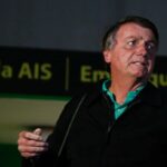 Bolsonaro faz cirurgia e é entubado