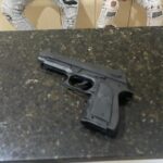Estudante aponta “arma” para vice-diretora de escola