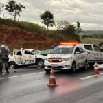 Viatura da Polícia Rodoviária capota e deixa dois policiais