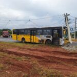 Condutora de coletivo passa mal ao volante e derruba poste