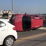 Carro tomba em cima de ponte