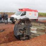 Carro capota e deixa avô e neto feridos