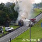 Carreta pega fogo na rodovia Washington Luís