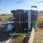 Caminhão tomba na rodovia Washington Luís e deixa motorista ferido