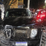 Carro é abandonado após colidir em muro no bairro Cidade Aracy