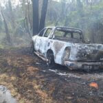 Motorista passa mal ao volante, colide em árvore e veículo pega fogo