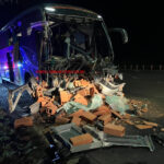 Motorista de ônibus morre ao colidir na traseira de caminhão na rodovia Washington Luís