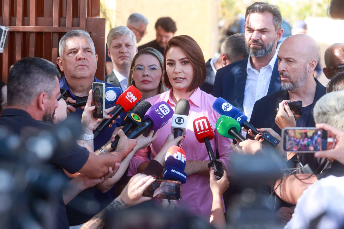 michelle-bolsonaro-fala-com-a-imprensa-em-frente-ao-qg-eleitoral-do-pl-no-lago-sul-metropoles-8-scaled