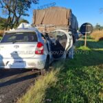 Carro colide na traseira de caminhão na SP-215 e uma pessoa morre
