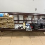 Força Tática aborda carro e prende indivíduo suspeito de tráfico de drogas