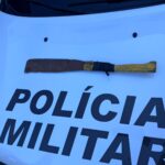 Mulher fica gravemente ferida ao ser agredida a golpes de facão e marido é preso em flagrante