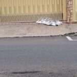 Homem é ferido a golpe de faca e morre na calçada