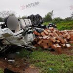 Motorista morre após carreta capotar e Fiat colidir com árvore caída na Washington Luís